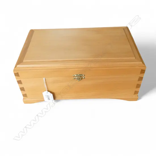 HANDMADE NZ TIMBERS BOX DOVETAILED AND INTERIOR BAISE LINED 265 x 170 x 110mm