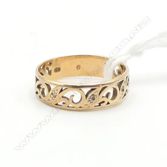 9ct GOLD & small DIAMOND BAND RING pierced vine scroll top. 2.1gms SIZE O