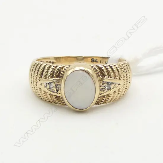 9ct GOLD AND OPAL &  SMALL DIAMOND RING 2.46gms SIZE J