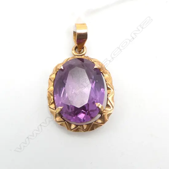 18CT GOLD AND FAUX ALEXANDRITE STYLE PENDANT 3.48gms