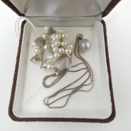 S/SILVER & PEARL PENDANT NECKLACE & S/SILVER PEARL BROOCH