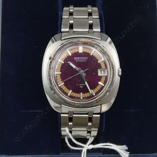 VINTAGE SEIKO AUTOMATIC 17 jewel stainless GENT'S WRISTWATCH in box. Running
