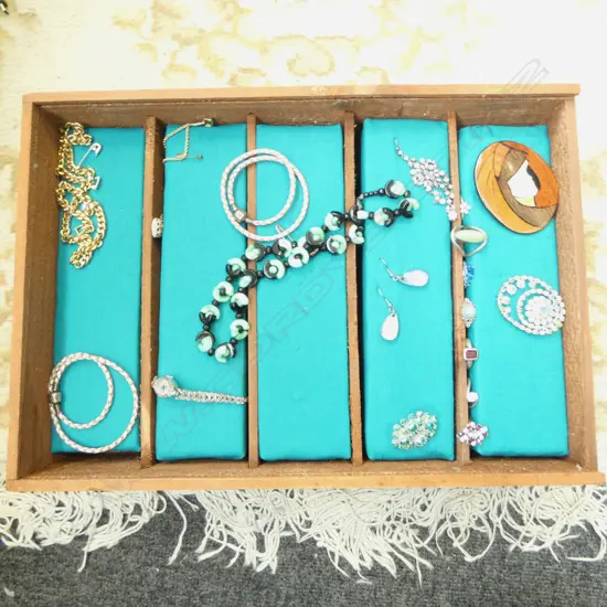 ASST. COSTUME JEWELLERY Incl. STG SILVER TURQUOISE RINGS etc in display box W.380mm 