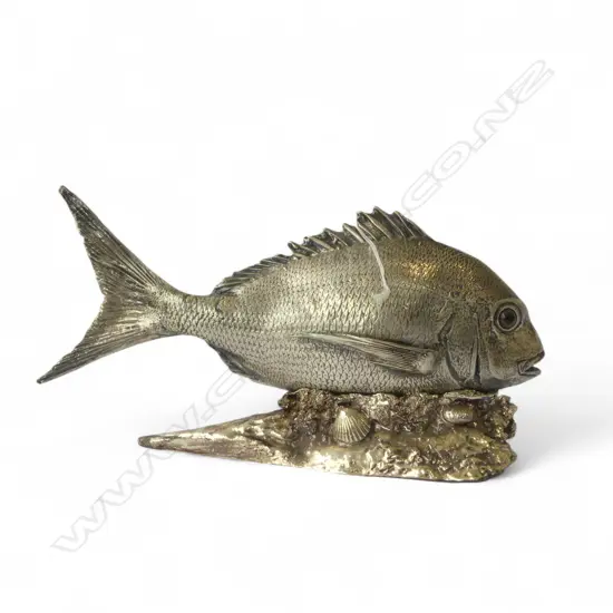 MOUNTED SILVER PLATED SNAPPER W.310 H.170mm