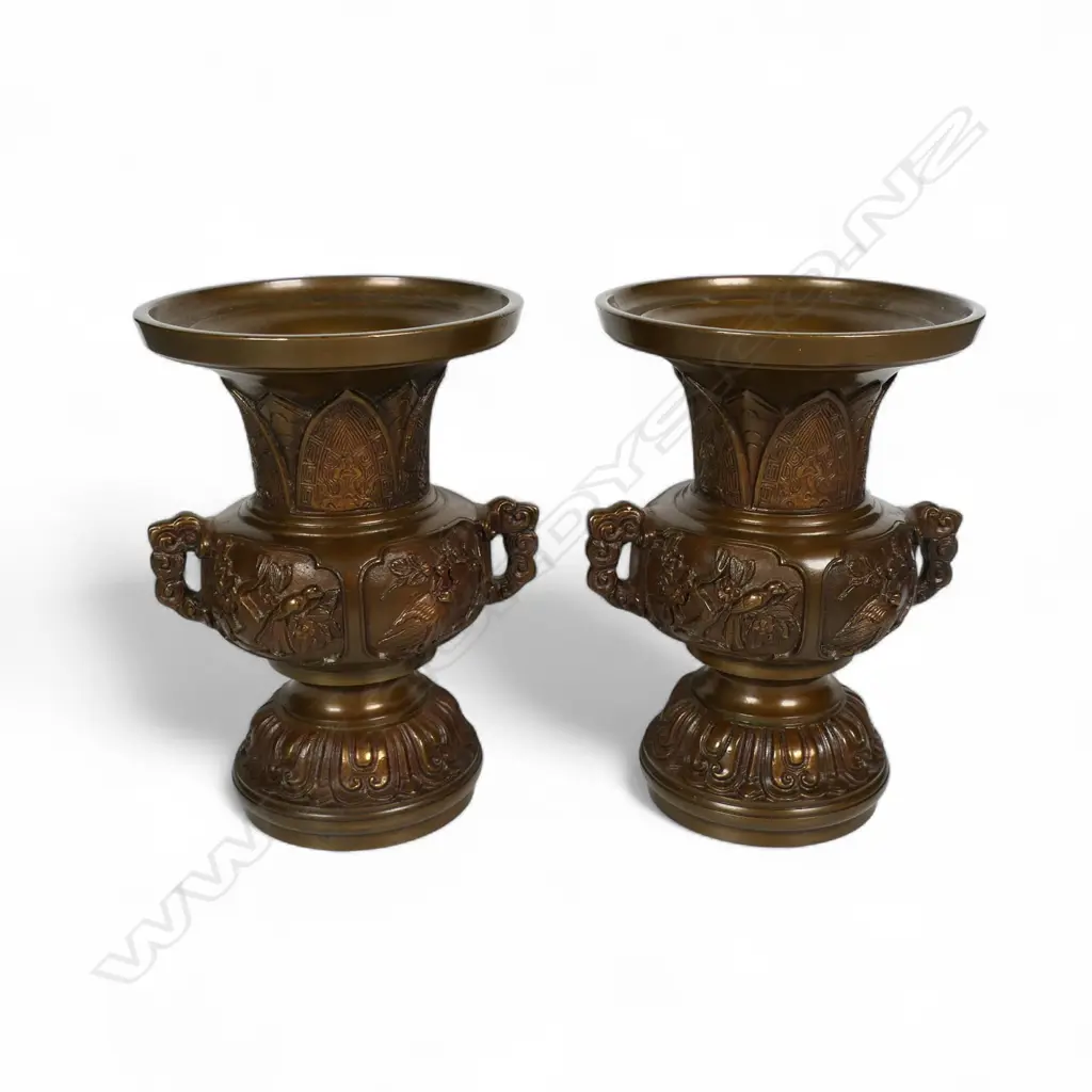 A pair of quality Japanese bronze Meiji vases, Image 1++
