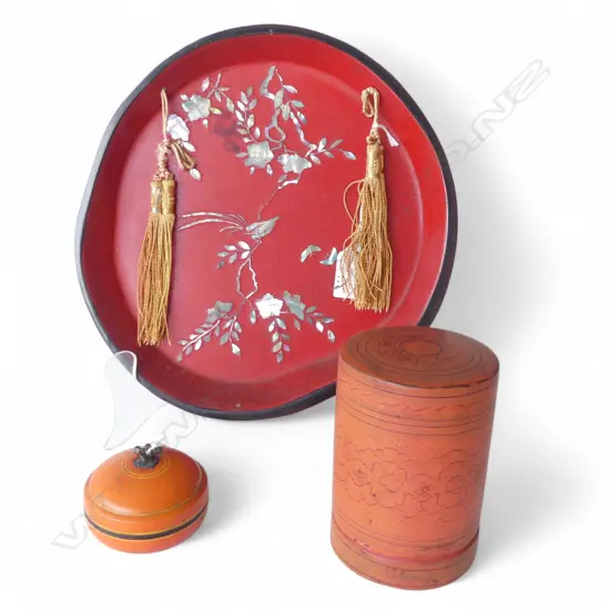 3PCS VINTAGE ORIENTAL PLAQUE DIA250MM & 2 LIDDED BOXES