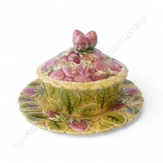 SARREGUEMINES LIDDED STRAWBERRY BOWL (CRACK TO LID), Dia.190mm