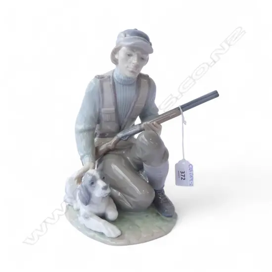 LLADRO FIGURE HUNTER & HOUND H.250mm gun glued