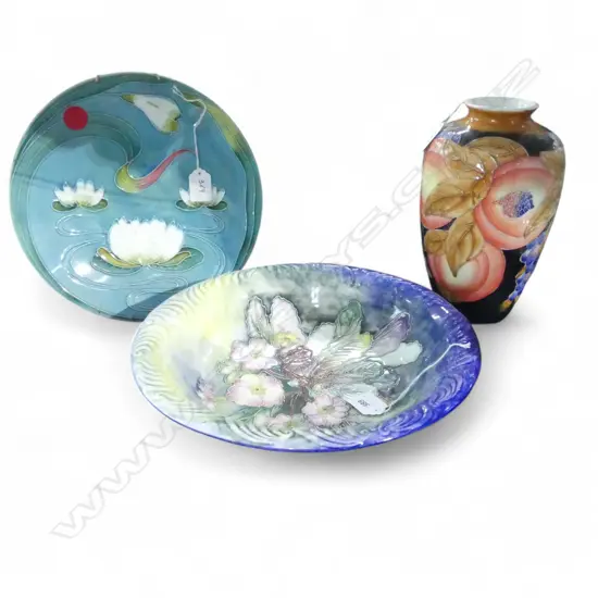 A GROUP OF MOORCROFT STYLE CERAMICS INCL WALL PLATE (d.265mm)  VASE (h.250mm)  AND BOWL  (d.300mm) 