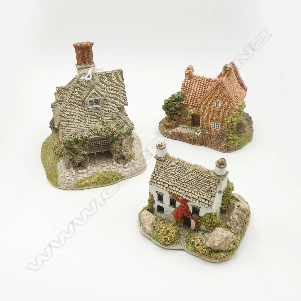 3 LILLIPUT COTTAGES H120MM TALLEST Image 1++