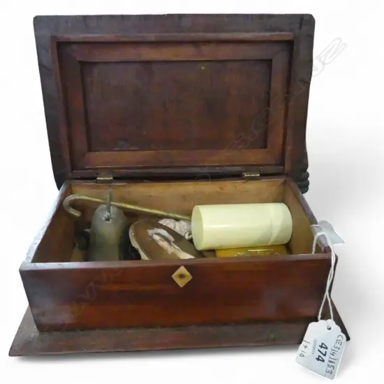 VINTAGE CHIP ART BOX L220MM & CONTENTS 10 COLLECTABLES