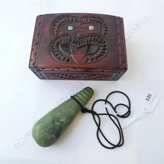 LG GREENSTONE PENDANT L.110mm IN CARVED WOODEN BOX W.135mm
