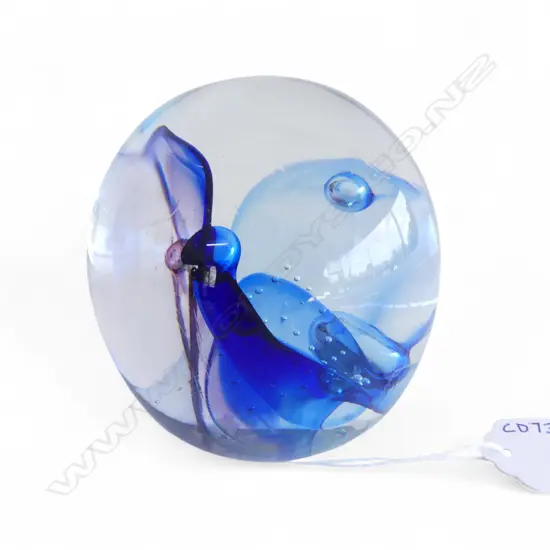 NZ STUDIO GLASS SIGNED RAOS PAPERWIEGHT DIA 90MM