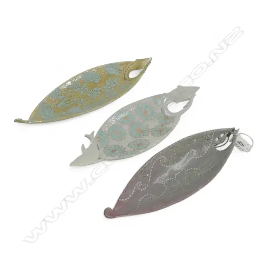 3 PALE GREEN KEUM SUN LEE SML DISHES w FISH DETAIL L.250 - 300mm