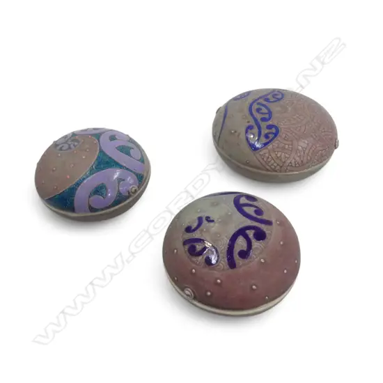 3 GLAZED PORCELAIN TRINKET BOXES by KEUM SUN LEE, pale lilac w koru motifs