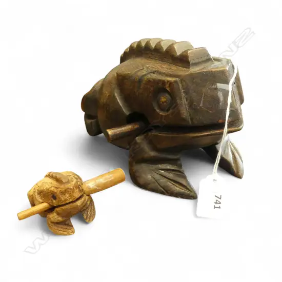 2 WOODEN MUSICAL FROGS L.210 / 65mm