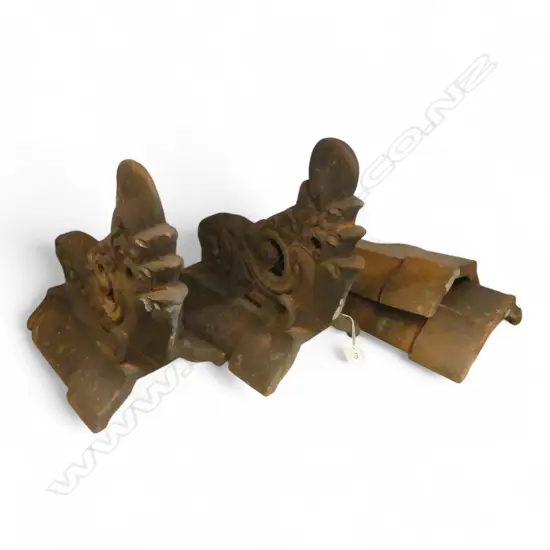 2 INDONESIAN ROOF FINIALS 'ITASARI PEJATEN' H.330mm + 2 TILES W.275mm 