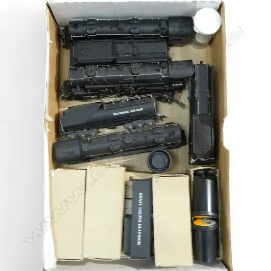 TRAY OF 7 ELECTRIC TRAIN CARRAGES 3 ENGINES & TENDERS