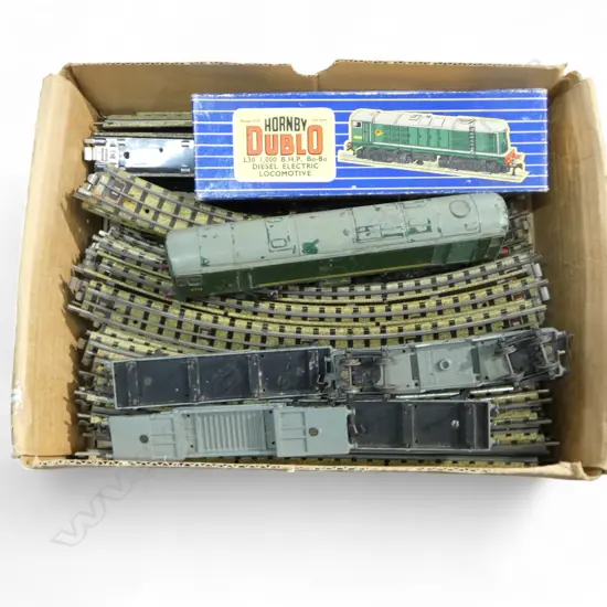 HORNBY DUBLO ENGINE 4 CARRAGES & TRACK