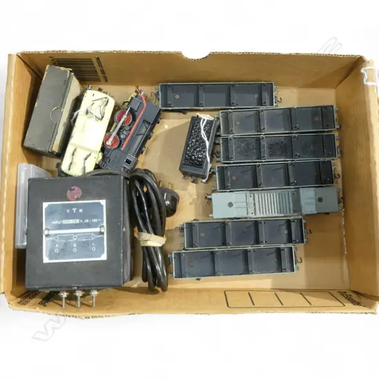 2 TRIX EXPRESS MODEL ENGINES 1 TENDER 7 CARRAGES & TRANSFORMER