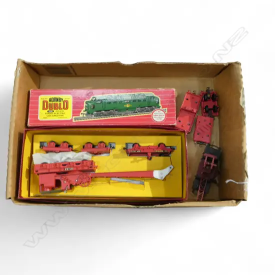 HORNBY DUBLO DIESEL ELECTRIC BOXED ENGINE & MINT & BOXED BREAK DOWN CRANE & 4 CARRAGES