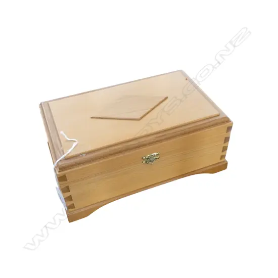 HANDMADE KAURI & RIMU BOX DOVETAILED AND INTERIOR VELVET LINED 250x160x110mm