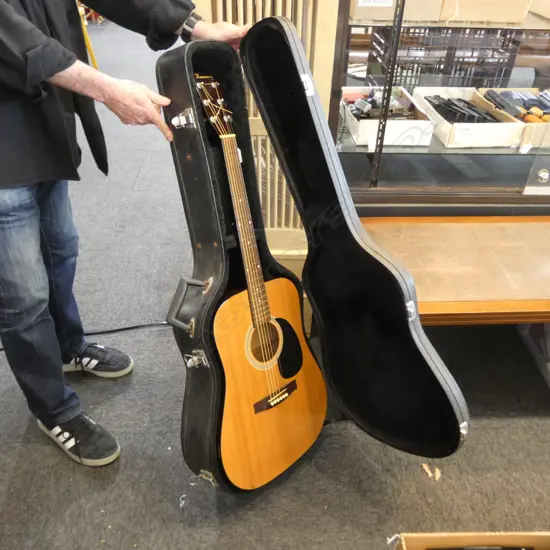 VINTAGE HARMONY GUITAR W. ROAD CASE H.1100mm