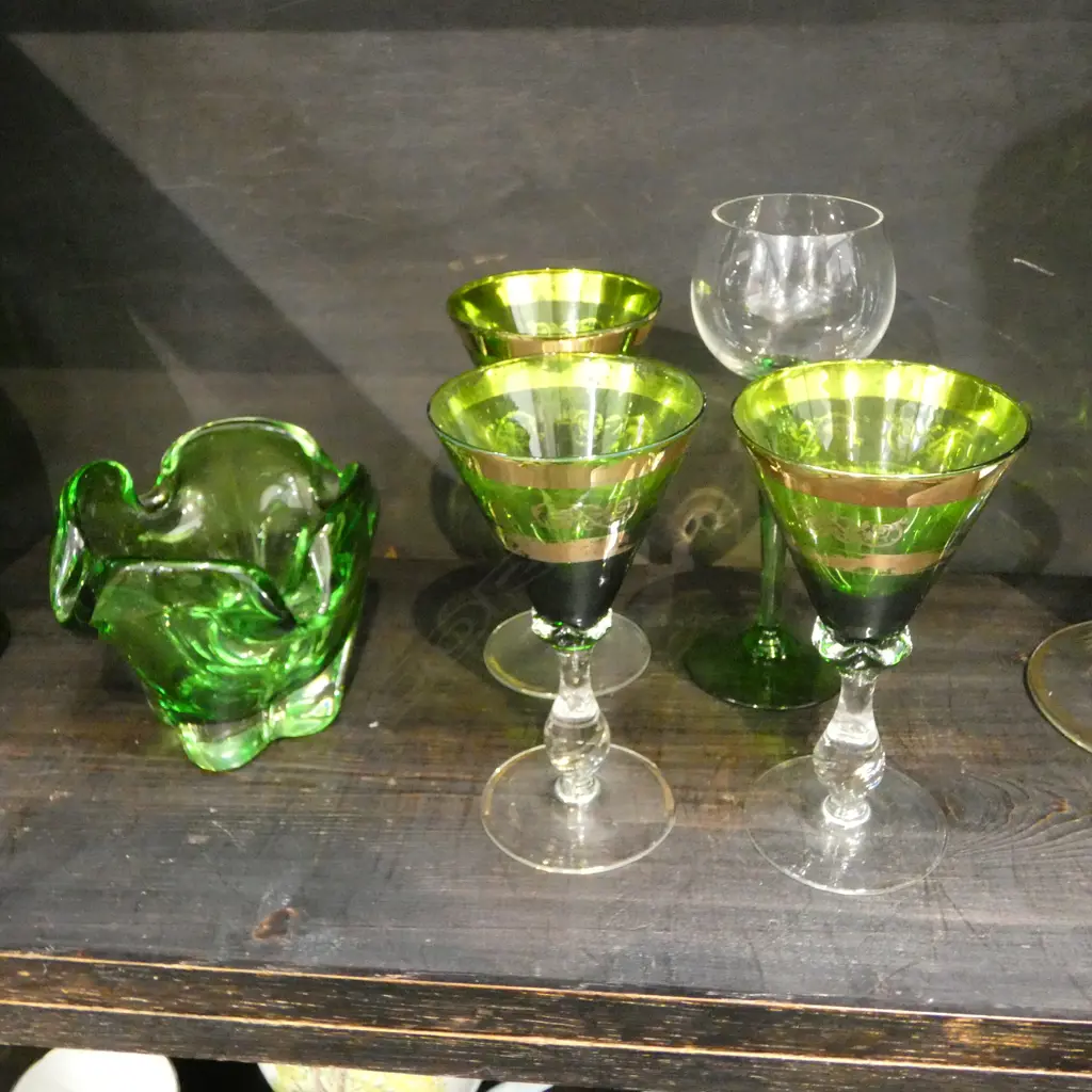 11 PCES GREEN GLASS; DECANTER H.520mm & 9 GLASSES + VASE Image 1++
