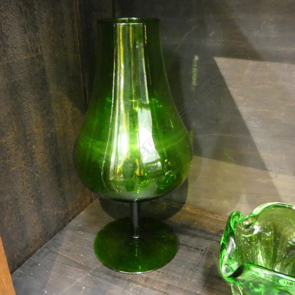 11 PCES GREEN GLASS; DECANTER H.520mm & 9 GLASSES + VASE Image 1++
