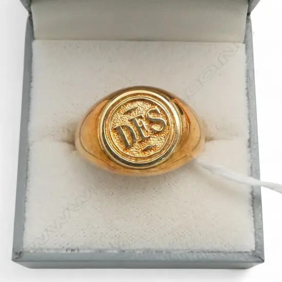18ct GOLD SIGNET RING  11.1gms SIZE V