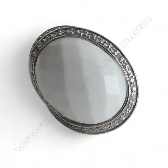 14CT WHITE GOLD DIAMOND AND WHITE JADE RING 7.45gms SIZE M1/2