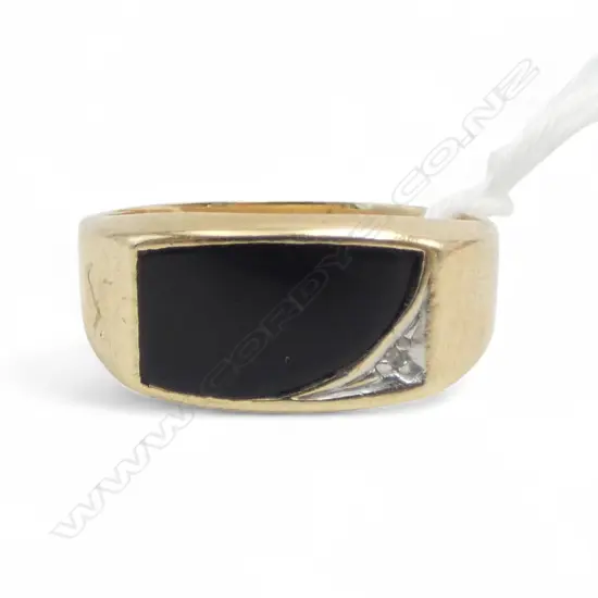 9ct GOLD ONYX & SMALL DIAMOND SIGNET RING 4.4gms SIZE S