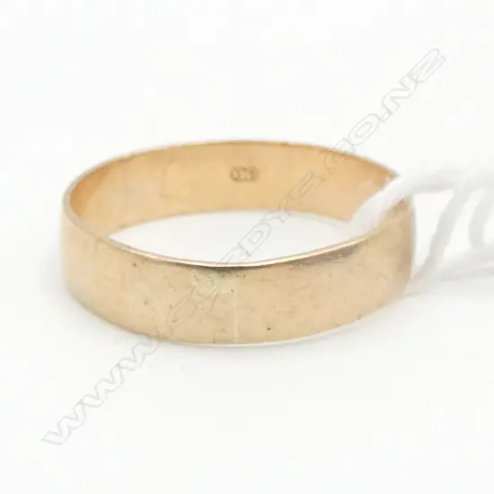 9ct GOLD WEDDING BAND 2.74gms SIZE T