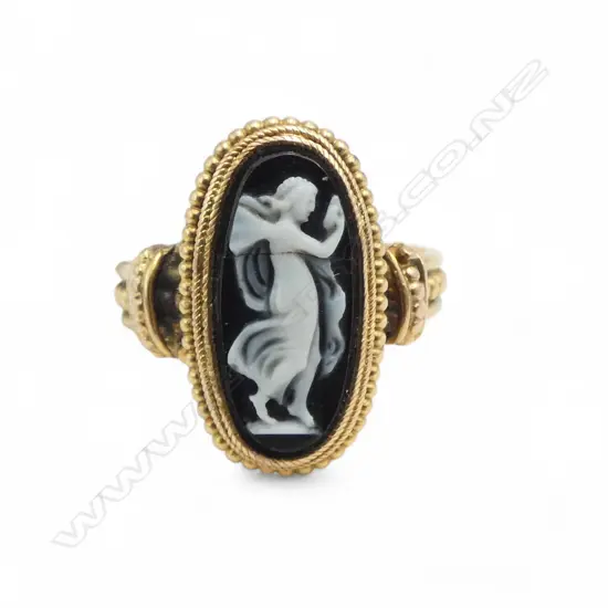 18CT GOLD ROMAN STYLE CAMEO RING 5.15gms SIZE L1/2 (small crack in cameo)