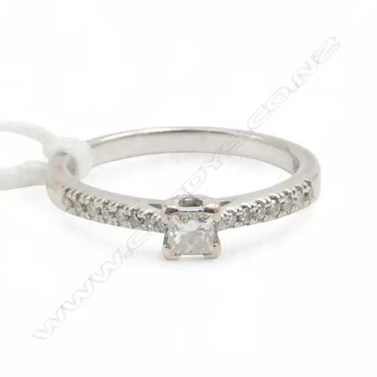 **RTV**9ct DIAMOND RING, 2.6gm, (Dia=0.30ct total) SIZE O