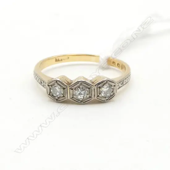 18CT 3 STONE DIAMOND RING, 2.5gms SIZE L