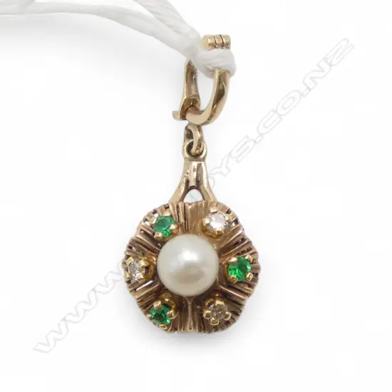 9CT GOLD PEARL, DIAMOND AND EMERALD PENDANT 3.76gms