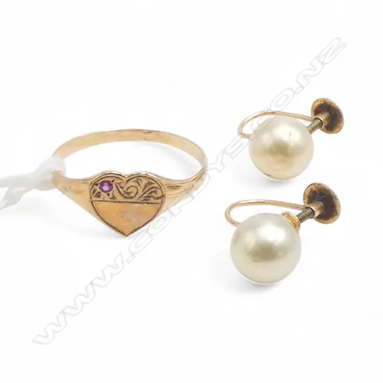 9ct SIGNET RING, 1.3gm & PR 9ct IMITATION PEARL EARRINGS, SCREW BACKS, 2.4gm