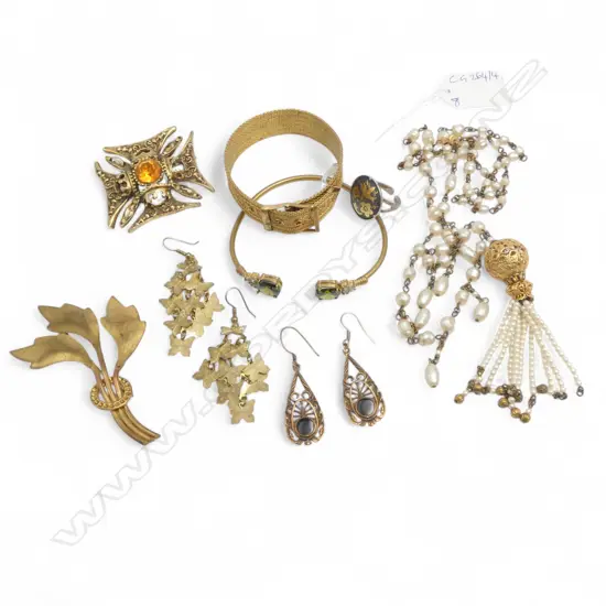8 PCES BRASS COSTUME JEWELLERY