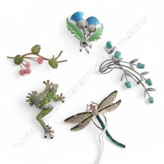 5 COSTUME BROOCHES; FROG, DRAGONFLY ETC