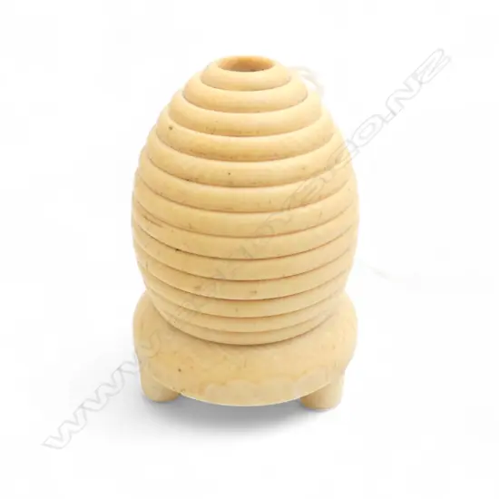 VICTORIAN CARVED IVORY BEEHIVE FORM SEWING THREAD CASE on 3 legs H.52mm