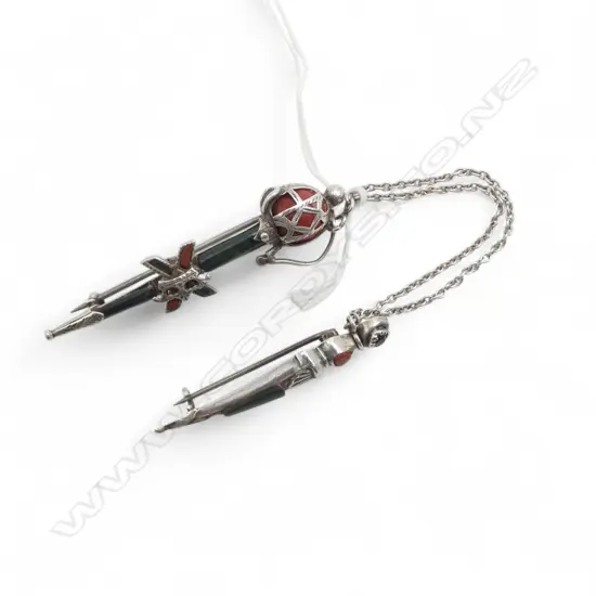 EDWARDIAN SILVER SCOTTISH DOUBLE SWORD BROOCH agate set