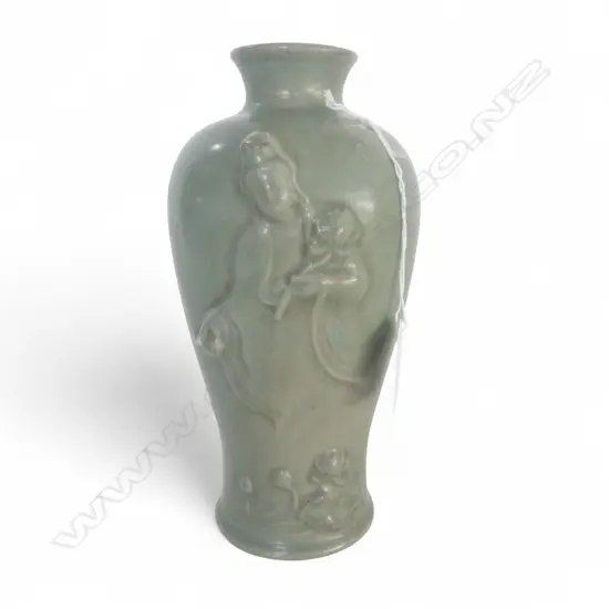 ORIENTAL CELADON VASE w. GUANYIN H.215mm