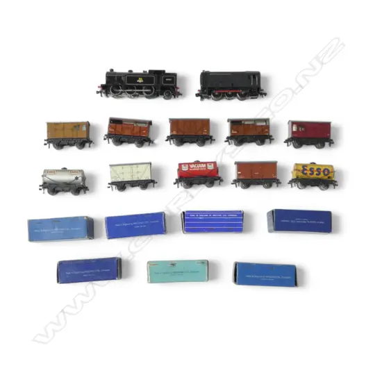 HORNBY DUPLO ELECTRIC 2 ENGINES & 7 BOXED CARRIAGES  & 3 UNBOXED