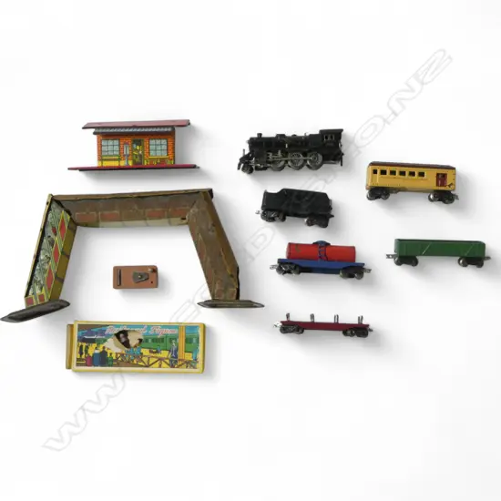 SAKAI STANDARD ELECTRIC ENGINE TENDER 4 CARRIAGES TIN OVER BRIDGE & RAILWAY FIGURES