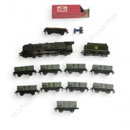 HORNBY DUPLO ELECTRIC ENGINE TENDER & 10 CARRIAGES