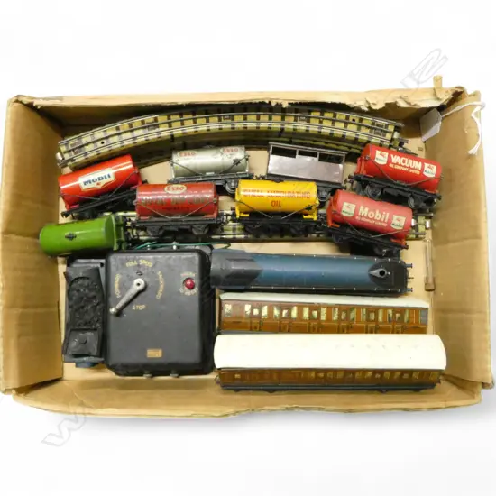 HORNBY DUPLO ELECTRIC ENGINE 10 CARRIAGES TRACK & CONTROL