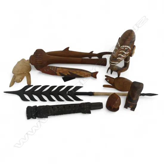 10 CARVED WOODEN PACIFIC PIECES INCL. CLUB L.375mm & SPEAR L.670mm