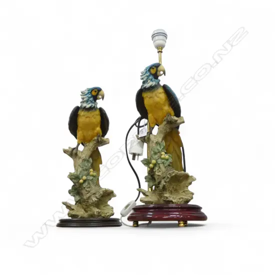 A TABLE LAMP WITH A COMPOSITE MACAW FIGURINE 565 mm (H) AND ANOTHER MACAW COMPOSITE FIGURINE 400 mm (H)