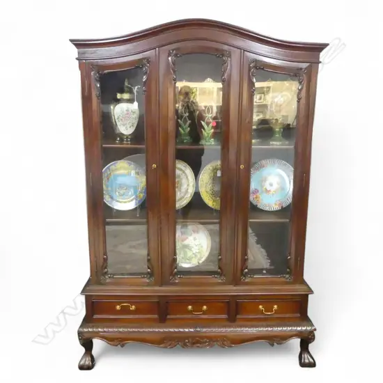 A LARGE MAHOGONY THREE DOOR DISPLAY CABINET 2030 mm x 1260 mm  